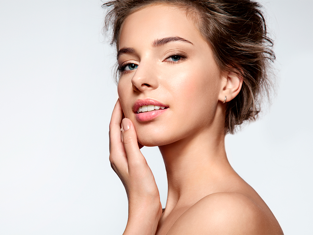 Aprende cómo limpiar, tonificar e hidratar tu piel antes del maquillaje para lograr un maquillaje duradero y conoce los productos más adecuados.