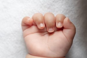 ¿Cómo cortar las uñas a un bebé?