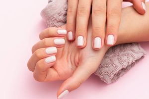 Tips para hacer uñas acrílicas en casa de forma fácil | Consum